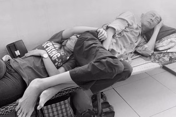 Khả Hân kể bố nuôi thích cô bóp chân cho ông dù chân ông không còn cảm giác. Theo một người bạn, nghệ sĩ Lê Bình từng lớn tiếng đe nẹt chàng thanh niên được thuê vào viện chăm sóc ông vì nghĩ người này có ý đồ xấu với Khả Hân.