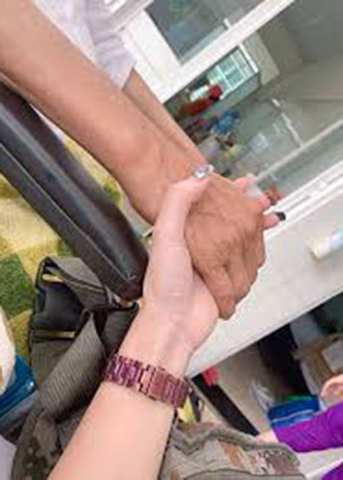 Khả Hân luôn túc trực ở bệnh viện chăm sóc nghệ sĩ Lê Bình.