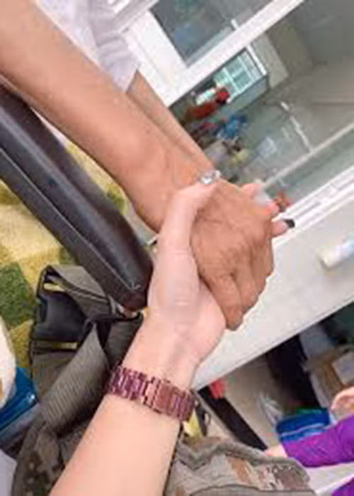 Khả Hân luôn túc trực ở bệnh viện chăm sóc nghệ sĩ Lê Bình.