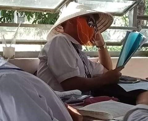 Đội nón lá, mang khăn, đeo kính đen, chống tay ngồi bên cửa sổ lớp học… đọc sách, hình ảnh này khiến cho dân mạng không khỏi bật cười. Có không ít người tò mò, không biết liệu bạn nam có đọc được sách nổi không hay đang ngồi… ngủ gục nữa. Ảnh: Bảo Nguyên.