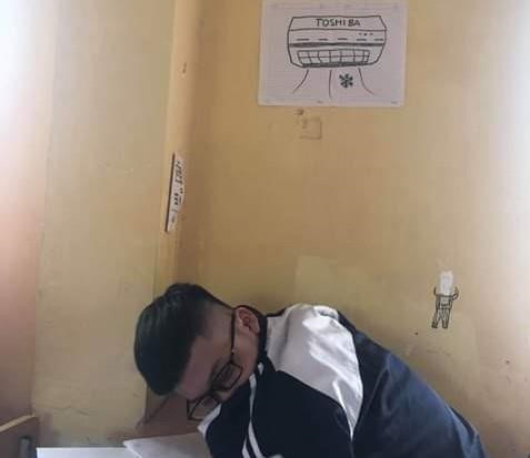 Nhìn cậu bạn say sưa ngủ cạnh chiếc điều hòa được sản xuất bằng… giấy, còn khoác lên mình áo khoác đồng phục vì sợ lạnh, khiến cho người xem không thể ngừng cười. Hóa ra tự đánh lừa cảm giác của mình cũng là một kiểu giảm nhiệt mùa hè hiệu quả. Ảnh: Ngô Phạm.