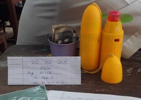 Không ngờ rằng những ngày nắng nóng mùa hè cũng chính là "mùa làm ăn" của những người trẻ yêu thích kinh doanh. Dịch vụ thuê quạt mini từ đây xuất hiện ở các lớp học. Ảnh: Phương Quỳnh.