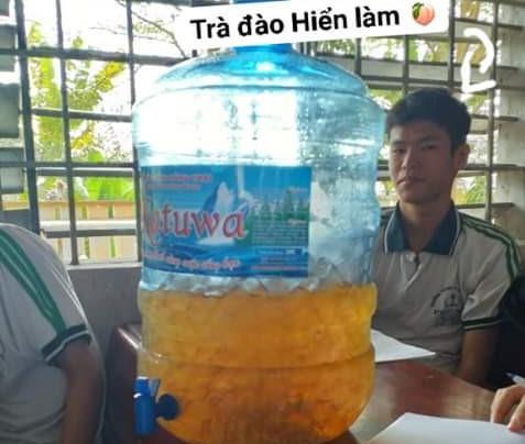 Đúng là người bạn có tâm, lo lắng thời tiết nắng nóng sẽ ảnh hưởng đến chất lượng học tập của các thành viên trong lớp, Hiển đã không ngần ngại tự tay mình làm một bình trà đào mát lạnh. Mọi người chắc chắn sẽ biết ơn và yêu quý người bạn này nhiều lắm. Ảnh: Trân Quế.