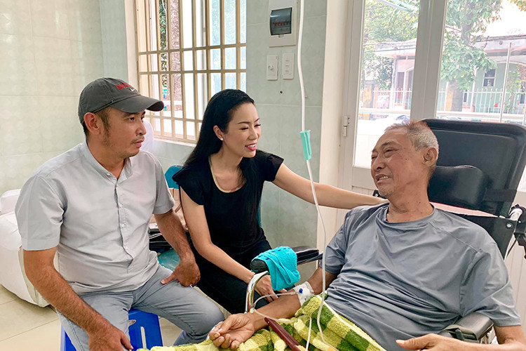 Hiện tại, sức khỏe nghệ sĩ Lê Bình chuyển biến xấu hơn. Ông mệt và khó nói chuyện khi có người vào thăm.