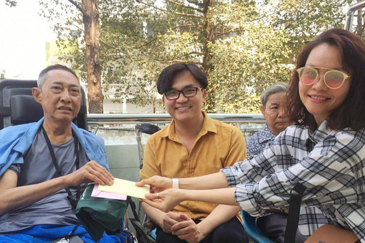 MC Đại Nghĩa trao tận tay nghệ sĩ Lê Bình 270 triệu đồng sau thời gian kêu gọi quyên góp.