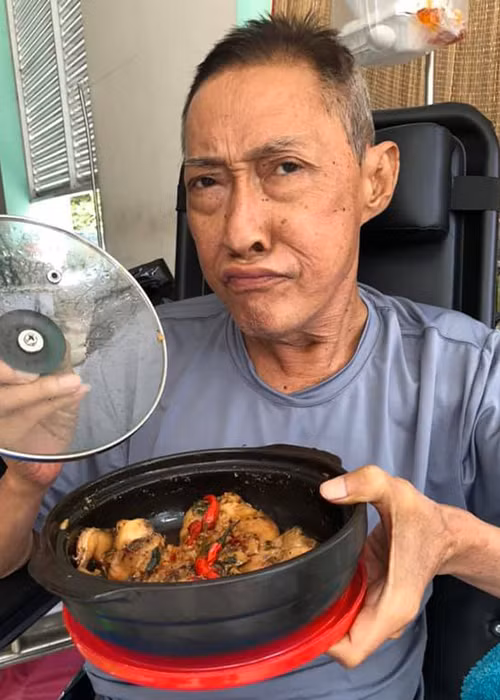 Nghệ sĩ Xuân Hương đến gửi tới người đồng nghiệp đang mắc bạo bệnh nồi cá đậm chất miền Tây.