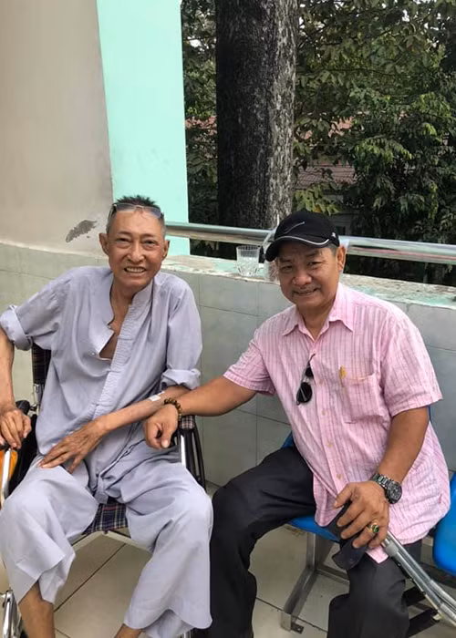 Khi biết tin nghệ sĩ Lê Bình bị ung thư phổi, đồng nghiệp hết lòng tương trợ nam nghệ sĩ từ vật chất đến tinh thần.