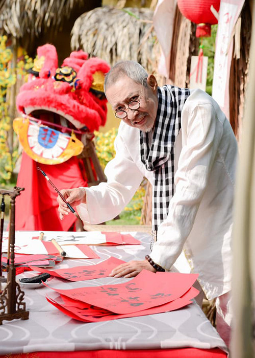 Nghệ sĩ Lê Bình luôn giữ nụ cười trên môi trong hành trình chống chọi bệnh ung thư phổi.