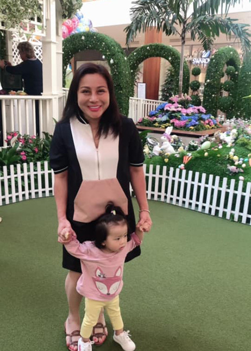 Vợ của nam diễn viên phim "Gạo nếp gạo tẻ" từng bị chê về nhan sắc. Có lẽ vì vậy mà cách đây không lâu, cô đã quyết định dao kéo gương mặt.