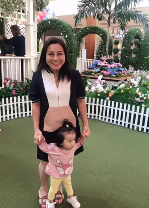 Vợ của nam diễn viên phim "Gạo nếp gạo tẻ" từng bị chê về nhan sắc. Có lẽ vì vậy mà cách đây không lâu, cô đã quyết định dao kéo gương mặt.