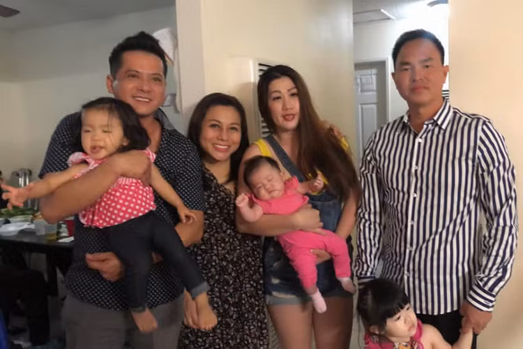 Bà xã của Hoàng Anh hạnh phúc bên chồng con trong tiệc sinh nhật.