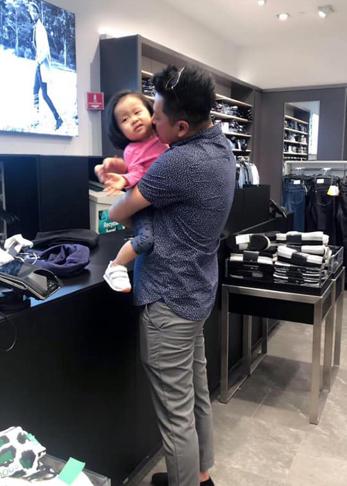 Hoàng Anh tận hưởng khoảng thời gian bình yên bên con gái sau khi sang Mỹ.