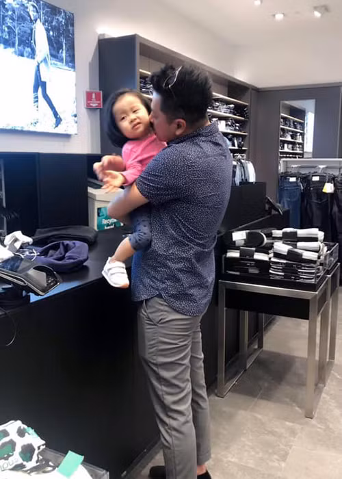 Hoàng Anh tận hưởng khoảng thời gian bình yên bên con gái sau khi sang Mỹ.