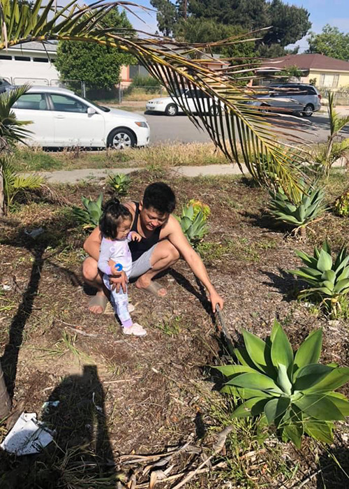 "Tạm rời xa showbiz, bình an bên con", Hoàng Anh tâm sự.