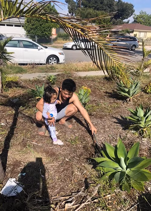 "Tạm rời xa showbiz, bình an bên con", Hoàng Anh tâm sự.