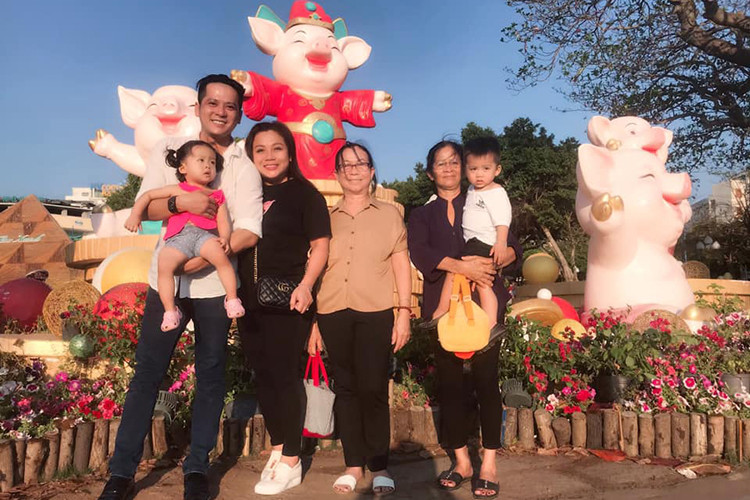 Bà xã Việt kiều của Hoàng Anh thường xuyên đưa con gái trở về nước đến thăm bố.