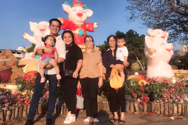 Bà xã Việt kiều của Hoàng Anh thường xuyên đưa con gái trở về nước đến thăm bố.