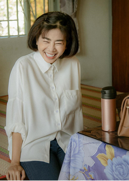 Trên phim trường, nữ diễn viên luôn tươi tắn, rạng ngời. Ảnh: Zing