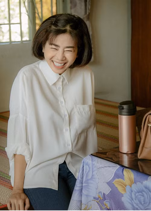 Trên phim trường, nữ diễn viên luôn tươi tắn, rạng ngời. Ảnh: Zing