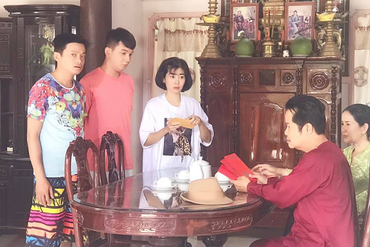 Vì bối cảnh quay ở Đồng Nai nên Mai Phương phải tự lái xe khoảng 60km suốt nhiều tháng. Đạo diễn Hồ Ngọc Xum cho biết nữ diễn viên có mặt từ lúc 8h sáng đến 7h tối.