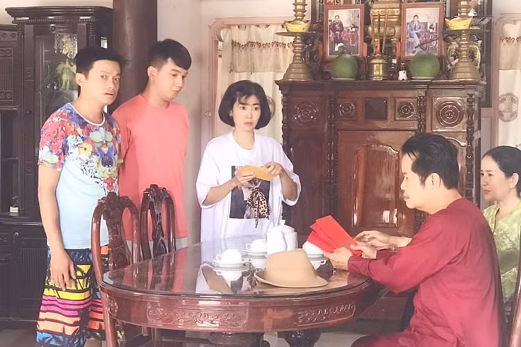 Vì bối cảnh quay ở Đồng Nai nên Mai Phương phải tự lái xe khoảng 60km suốt nhiều tháng. Đạo diễn Hồ Ngọc Xum cho biết nữ diễn viên có mặt từ lúc 8h sáng đến 7h tối.