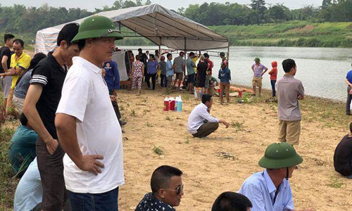 Tim thay thi the 3 hoc sinh duoi nuoc o Nghe An