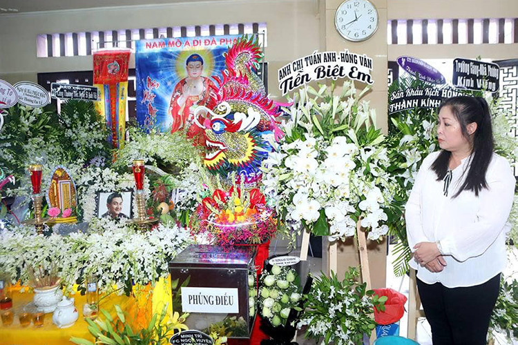 Túc trực trong đám tang của Anh Vũ suốt những ngày qua, Hồng Vân vừa gửi lời vĩnh biệt đến người đàn em quá cố.