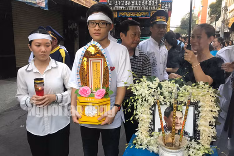 Nguoi than, dong nghiep khoc ngat truoc mo phan nghe si Anh Vu