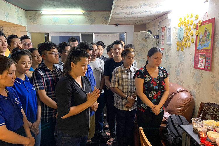 Hình ảnh các học trò của Anh Vũ chắp niệm trước mâm cơm cúng cố diễn viên.