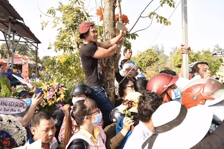 Có một số người dân còn trèo cây, đu cột để livestream gây phản cảm. Ảnh: Dân Việt