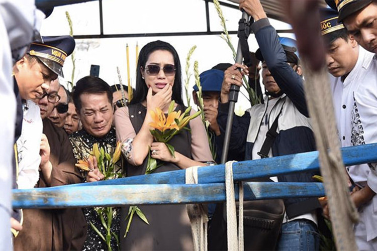 Diễn viên Trịnh Kim Chi nghẹn ngào tiễn đưa Anh Vũ về nơi an nghỉ cuối cùng. Ảnh: Dân Việt