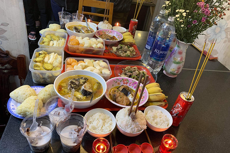 Tối ngày 11/4, Hồng Vân chuẩn bị mâm cơm cúng Anh Vũ tại sân khấu kịch Hồng Vân - nơi anh dành cả tuổi thanh xuân gắn bó.