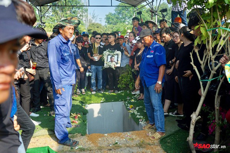 Lễ an táng của nghệ sĩ Anh Vũ bị náo loạn bởi đám đông giành nhau chỗ để chụp ảnh, livestream. Ảnh: Saostar