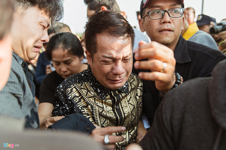 Thân với Anh Vũ, nghệ sĩ Minh Nhí cũng khóc nức nở trong lễ an táng của Anh Vũ. Ảnh: Zing