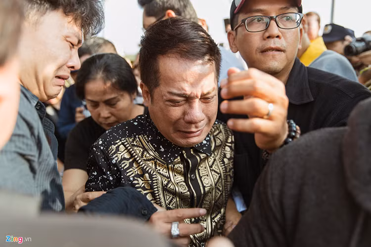 Thân với Anh Vũ, nghệ sĩ Minh Nhí cũng khóc nức nở trong lễ an táng của Anh Vũ. Ảnh: Zing