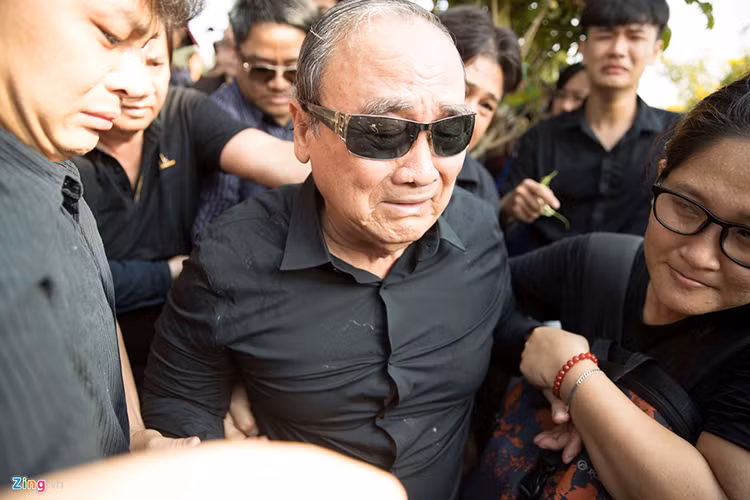 Bố của cố diễn viên khóc ngất trong giây phút hạ huyệt. Ảnh: Zing