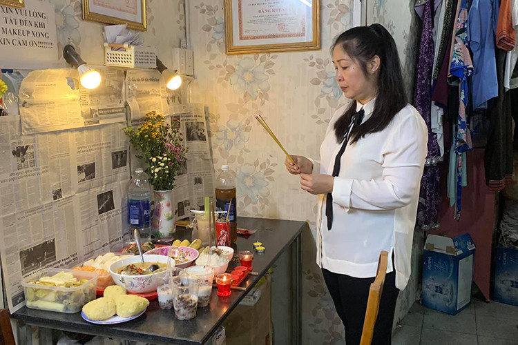 "Mâm cơm đêm qua ngay chỗ em ngồi trang điểm mỗi đêm trước suất diễn. Chớp mắt là đã sáng. Chia tay thật rồi Vũ ơi, bạn bè và khán giả mộ điệu của em thật đông. Em thật hạnh phúc đúng không? Nhớ là khi về được với tổ nghiệp rồi là phải xin tổ phù hộ cho sân khấu luôn sáng đèn nha bé. Cuộc sống vẫn phải tiếp diễn, những người ở lại vẫn phải bươn trải để tồn tại và cuộc sống phải trở lại bình thường, mọi thứ sẽ dần phôi pha nhưng chị nghĩ sân khấu của mình khó quên được em lắm nhất là khi bước vào phòng hoá trang. Gần 20 năm chỗ ngồi đó là của em mỗi đêm. Vĩnh biệt Vũ của chị. Chị phải trở lại công việc thường ngày rồi, phù hộ cho chị khỏe mạnh nha em", Hồng Vân viết.