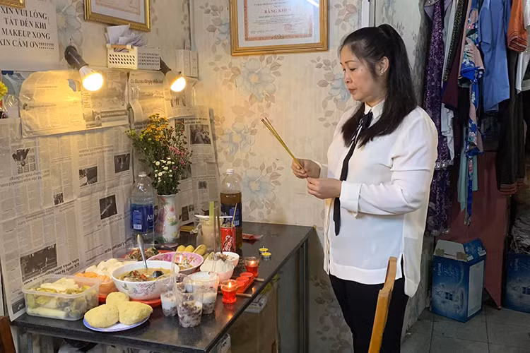 "Mâm cơm đêm qua ngay chỗ em ngồi trang điểm mỗi đêm trước suất diễn. Chớp mắt là đã sáng. Chia tay thật rồi Vũ ơi, bạn bè và khán giả mộ điệu của em thật đông. Em thật hạnh phúc đúng không? Nhớ là khi về được với tổ nghiệp rồi là phải xin tổ phù hộ cho sân khấu luôn sáng đèn nha bé. Cuộc sống vẫn phải tiếp diễn, những người ở lại vẫn phải bươn trải để tồn tại và cuộc sống phải trở lại bình thường, mọi thứ sẽ dần phôi pha nhưng chị nghĩ sân khấu của mình khó quên được em lắm nhất là khi bước vào phòng hoá trang. Gần 20 năm chỗ ngồi đó là của em mỗi đêm. Vĩnh biệt Vũ của chị. Chị phải trở lại công việc thường ngày rồi, phù hộ cho chị khỏe mạnh nha em", Hồng Vân viết.