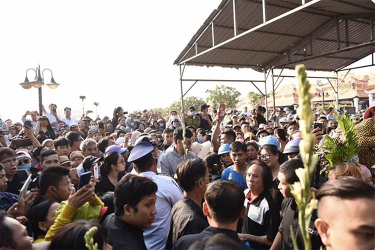 Đám đông khiến người thân, đồng nghiệp đến tiễn đưa Anh Vũ gặp khó khăn trong lúc di chuyển đến mộ phần của cố diễn viên. Ảnh: Dân Việt