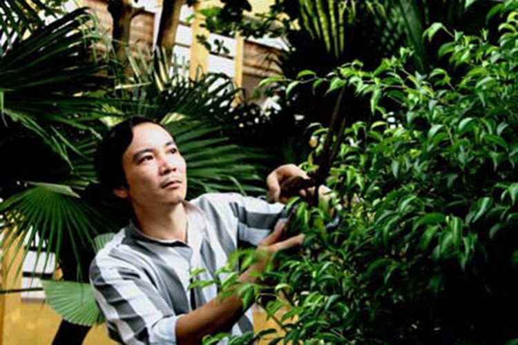 Diễn viên Minh Quốc là gương mặt ăn khách của nhà hát kịch Việt Nam cho đến khi bị bắt vì tàng trữ ma túy vào tháng 8/2008. Sau khi ra khỏi trại giam vào năm 2010, Minh Quốc ở ẩn. Ảnh: Zing