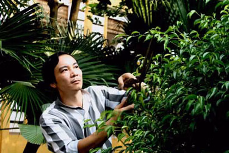 Diễn viên Minh Quốc là gương mặt ăn khách của nhà hát kịch Việt Nam cho đến khi bị bắt vì tàng trữ ma túy vào tháng 8/2008. Sau khi ra khỏi trại giam vào năm 2010, Minh Quốc ở ẩn. Ảnh: Zing