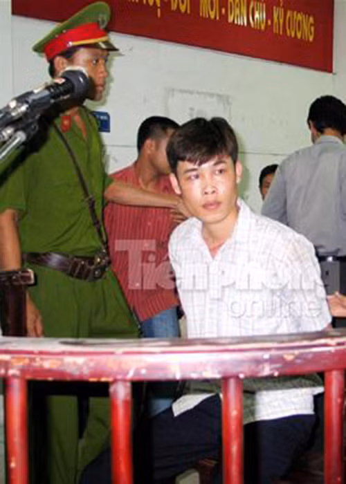 Năm 2007, diễn viên Hiệp Gà bị bắt và chịu án tù 2 năm do tàng trữ ma túy và sử dụng ma túy trái phép. Vì scandal này, anh đã mất một thời gian khá dài để lấy lại hình ảnh. Ảnh: Tiền phong