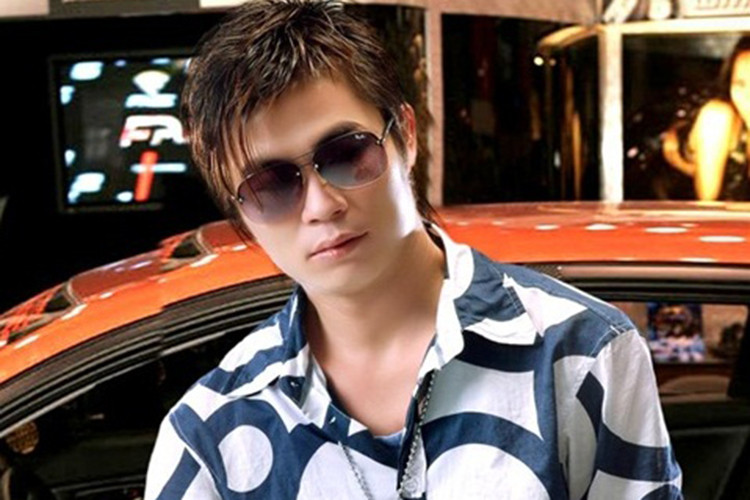 Ca sĩ, nhạc sĩ Hồ Duy Minh nghiện ma túy nhiều năm. 4 tháng trước khi nhảy cầu tự tử (tháng 9/2014), Hồ Duy Minh sử dụng ma túy, bị ảo giác dẫn đến tự gây thương tích cho bản thân. Ảnh: Thế giới trẻ