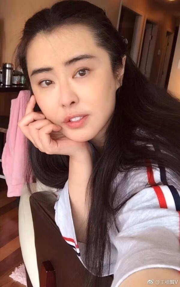 Ở tuổi 52, Vương Tổ Hiền vẫn đẹp. Khán giả vẫn gọi cô là tiên nữ màn ảnh Hong Kong. Nhưng cô lại không có một gia đình riêng cho mình. Nữ diễn viên đi về một mình, tập yoga, khiêu vũ một mình. Một lần trả lời phỏng vấn, cô nói: "Tôi làm bạn với cái bóng của chính mình". Vương Tổ Hiền không cảm thấy buồn khi cô đơn: "Tôi muốn được sống cho mình, không cần nổi tiếng, không đàn ông ở bên nhưng tôi có nụ cười".