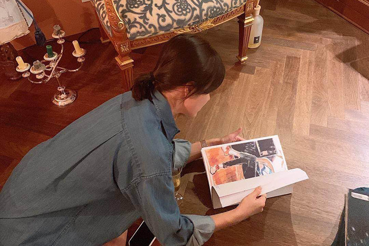 Mới đây, trên trang cá nhân, một người bạn của Song Hye Kyo đăng tải hình ảnh nữ diễn viên cặm cụi thiết kế mẫu túi xách.