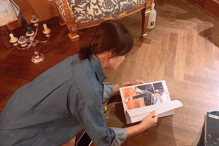 Mới đây, trên trang cá nhân, một người bạn của Song Hye Kyo đăng tải hình ảnh nữ diễn viên cặm cụi thiết kế mẫu túi xách.