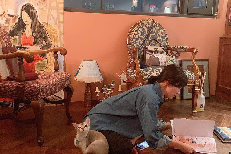 Hình ảnh Song Hye Kyo mặc áo rộng thùng thình, cố che vòng 2 khiến cư dân mạng đặt nghi vấn cô đang thai.