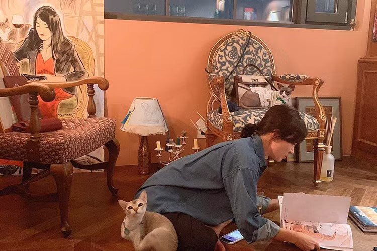 Hình ảnh Song Hye Kyo mặc áo rộng thùng thình, cố che vòng 2 khiến cư dân mạng đặt nghi vấn cô đang thai.