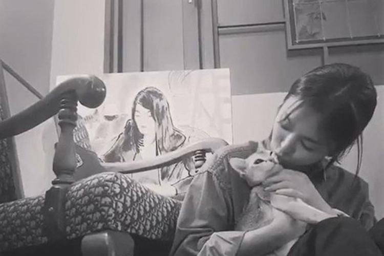 Trong khi Song Joong Ki không sử dụng trang cá nhân, Song Hye Kyo lại khá chăm chỉ cập nhật hình ảnh của mình trên mạng xã hội.