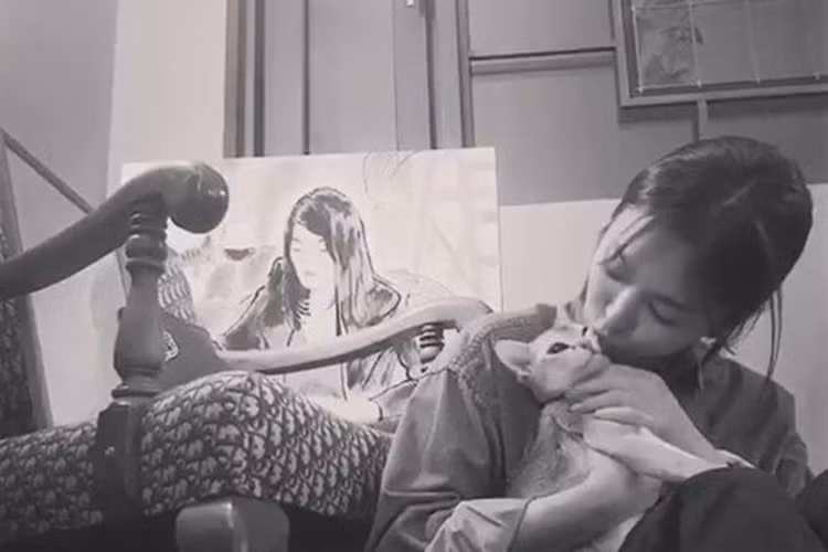 Trong khi Song Joong Ki không sử dụng trang cá nhân, Song Hye Kyo lại khá chăm chỉ cập nhật hình ảnh của mình trên mạng xã hội.